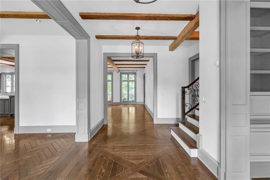 Building Photo - 425 Broadland Rd NW