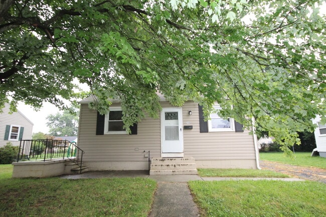 Building Photo - Beautiful Updated little rancher with nice yard!