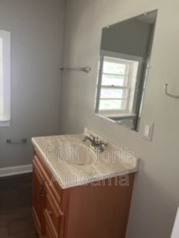 Building Photo - 1310 9th Ave SE