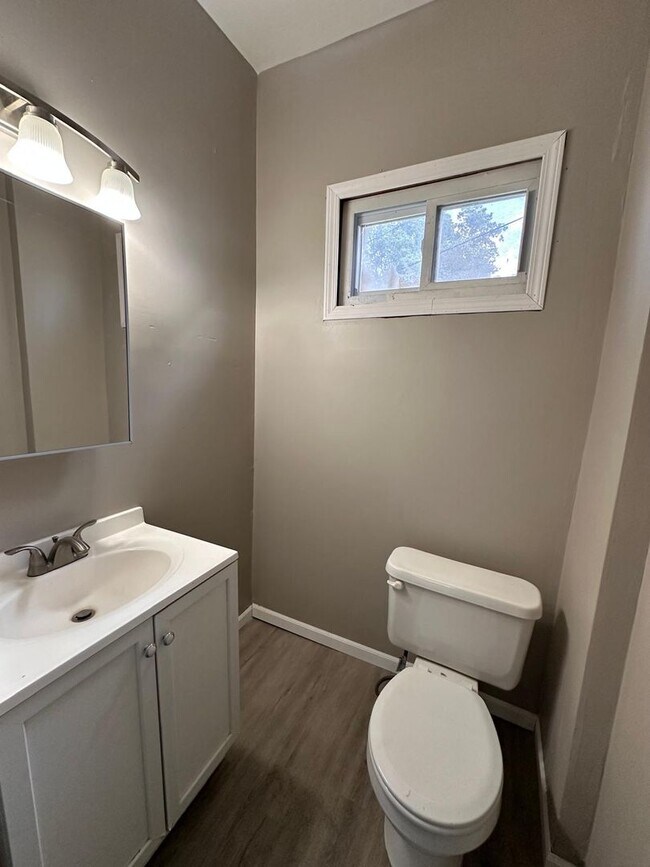 Building Photo - 3bedrooms 1 1/2 bathroom. The house is ver...