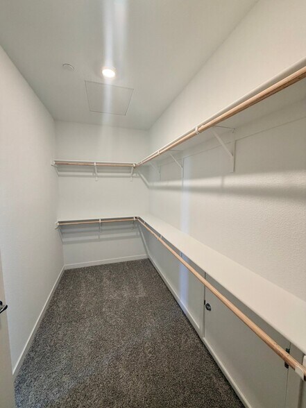 Building Photo - 5318 Lake Mary Dr