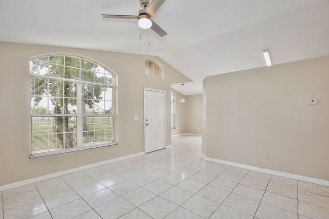 Building Photo - Charming 3/2 Spacious Home Located in the ...