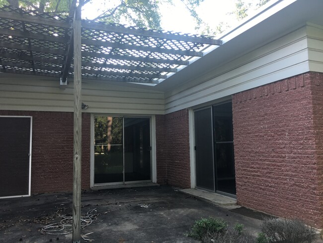 Building Photo - 3/2 with fenced yard