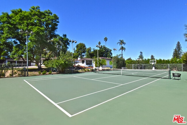 Building Photo - 4678 White Oak Ave