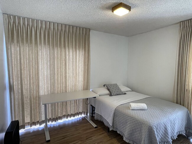 Building Photo - 2 Bed 2 Bath Fully Furnished Unit Central ...