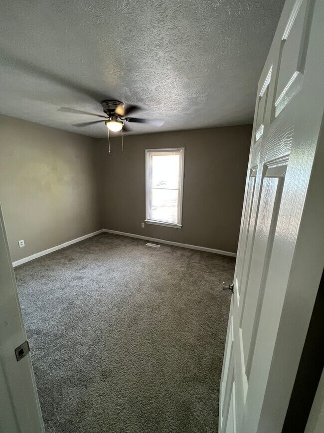Building Photo - 3 Bedroom Home close to I24