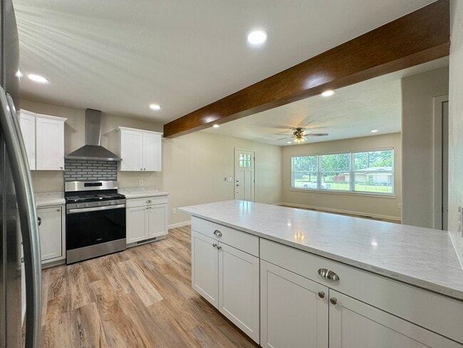 Building Photo - 1442 E Broadway St