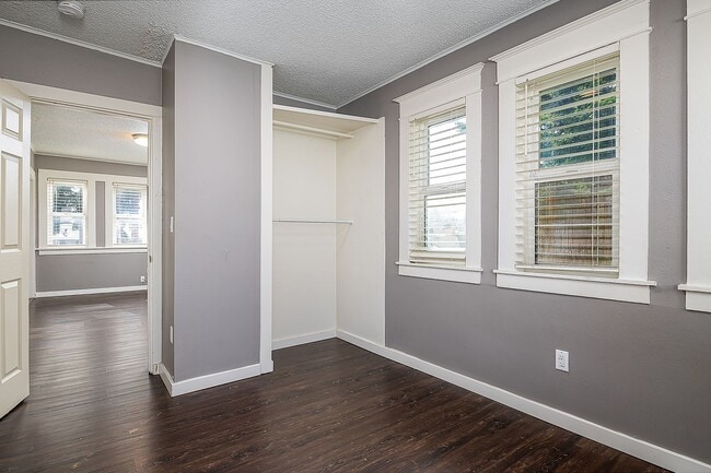 Building Photo - Beautiful 2nd floor corner unit!