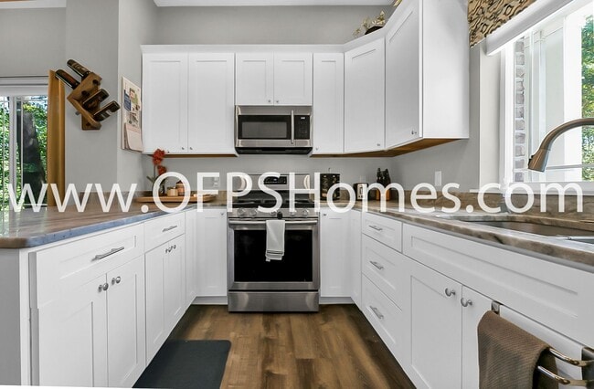 Building Photo - 712 Cypress Dr
