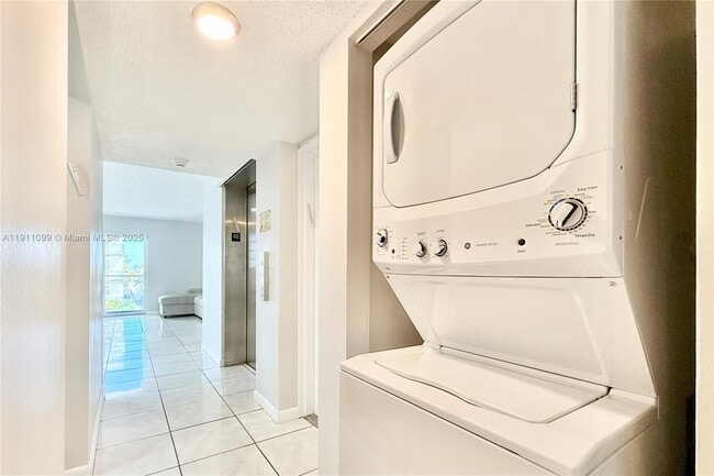 Building Photo - 4122 Collins Ave