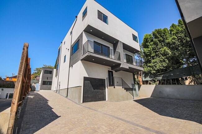 Building Photo - Ultra-Luxury Brand New 2 bed/2.5 bath and ...