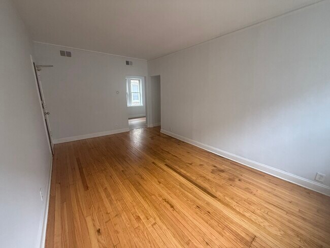 Building Photo - 7342 N Damen Ave