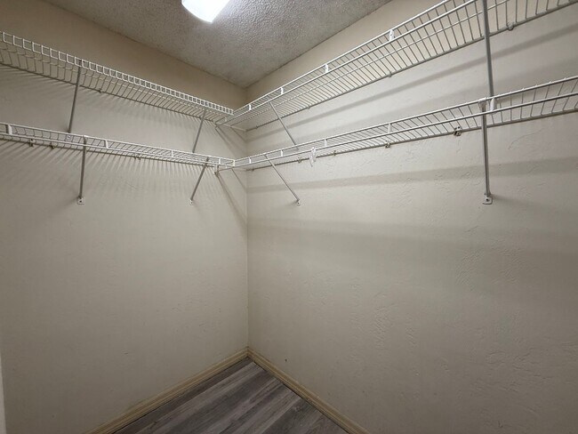 Building Photo - Spacious 2 bedroom, 2 bathroom home