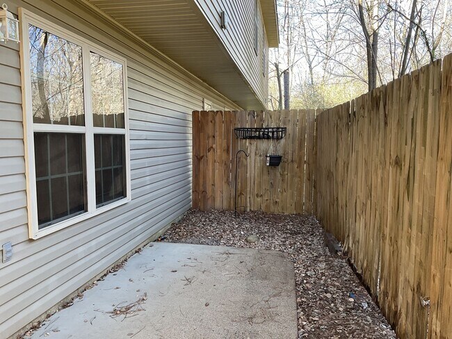 Building Photo - 10 Sarah St NW