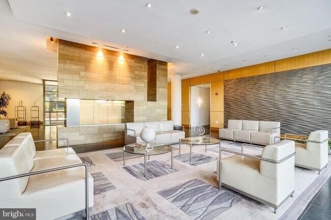 Building Photo - Professionally Managed // 1bedroom 1bathroom// Court House// Parking Included!