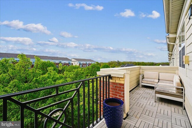 Building Photo - 43610 Hampshire Crossing Square