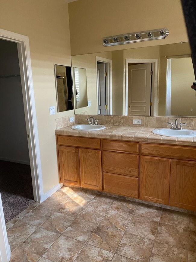 Building Photo - 6245 W Whitley Ave