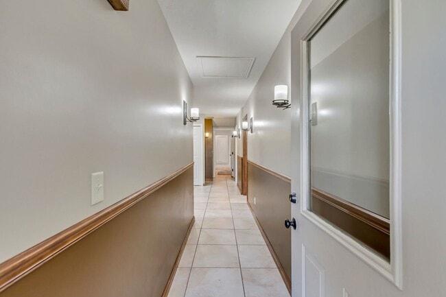 Building Photo - Beautiful 5-Bedroom Home in Sandy!