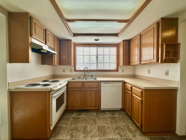 Building Photo - Well-Maintained Three Bedroom Home in West Salem