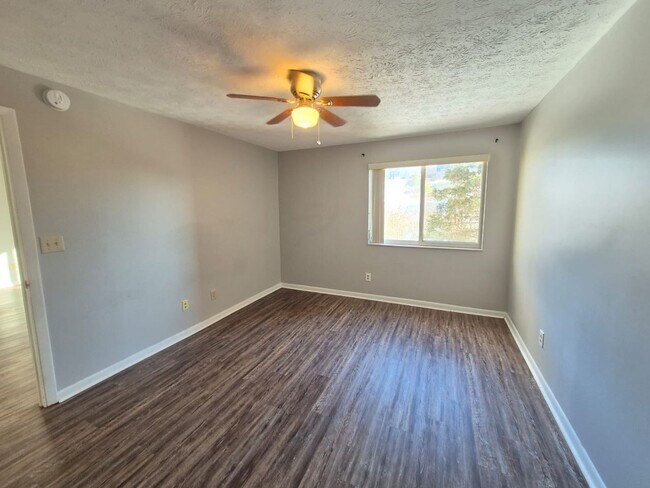 Building Photo - 10 Creekwood Dr