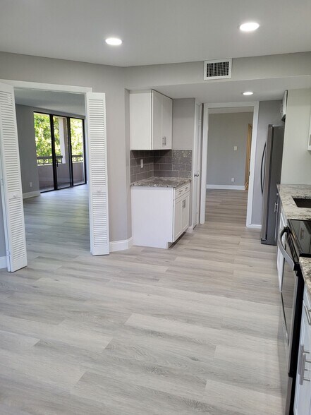 Building Photo - 4770 Fountains Dr S