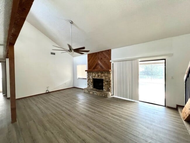 Building Photo - MOVE IN NOW! 4x3 Screened in pool home!!! ...