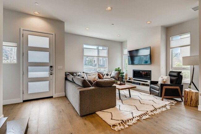 Building Photo - Contemporary Townhome with Rooftop Deck-Flatiron Views