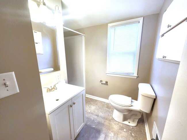 Building Photo - Spacious 4-bedroom, 2-bathroom single-family home