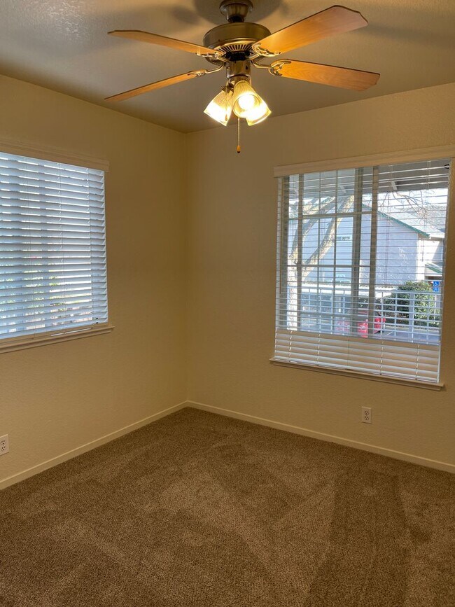 Building Photo - Chico 3 bed 2 bath Condo, Pool, Reserved Parking, upstair unit. newly refurbished