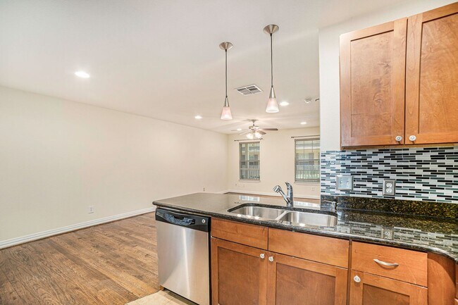 Building Photo - Charming, turnkey apartment near Oak Lawn ...
