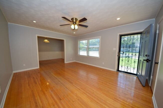 Building Photo - Cute and UPDATED 3 bed 2 bath home near GREAT SCHOOLS.