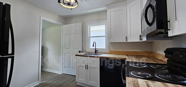 Building Photo - 308 St James Ave