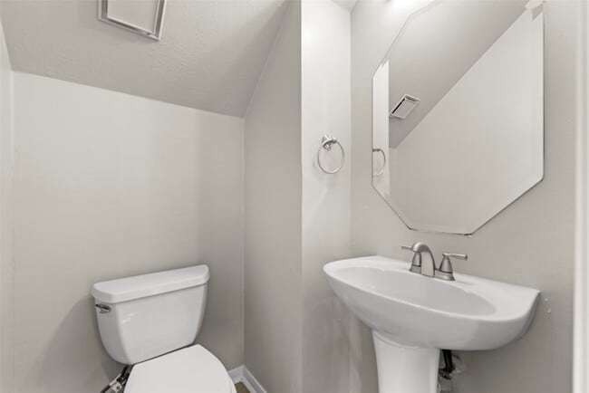 Building Photo - 14810 Cantwell Bend