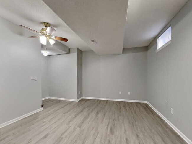 Building Photo - Charming 4-Bed Home in Kansas City with Garage Parking