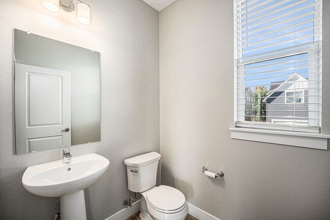 Building Photo - Modern 3-Story End Unit with Designer Fini...