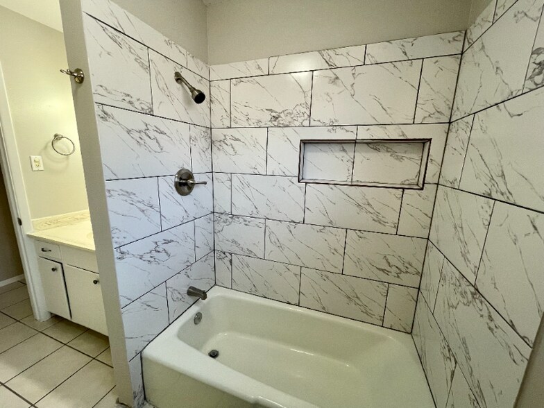 Building Photo - 8631 Mettler Dr
