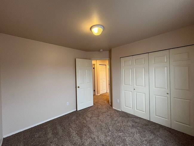 Building Photo - Three Bedroom In Great Location