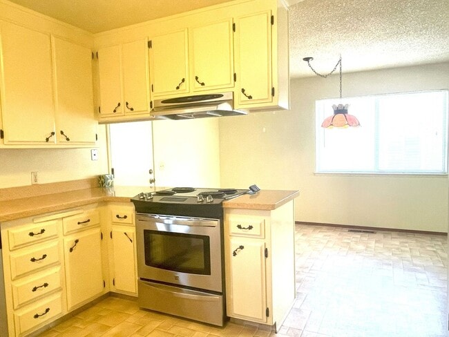 Building Photo - Golf course 3/2 home in Lake Wildwood, Pen...