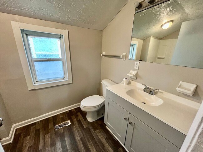 Building Photo - 3 Bedroom Available!!