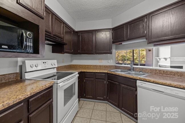 Building Photo - 2505 Stockbridge Dr