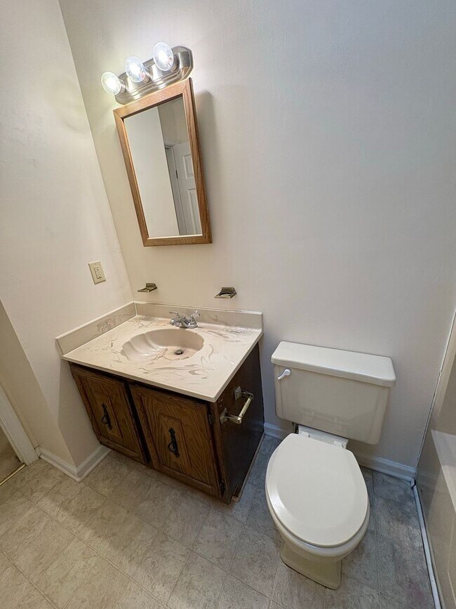 Building Photo - 3 BED / 2 BATH SINGLE FAMILY