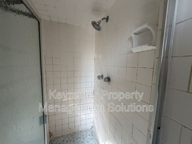 Building Photo - 907 Ladd Rd