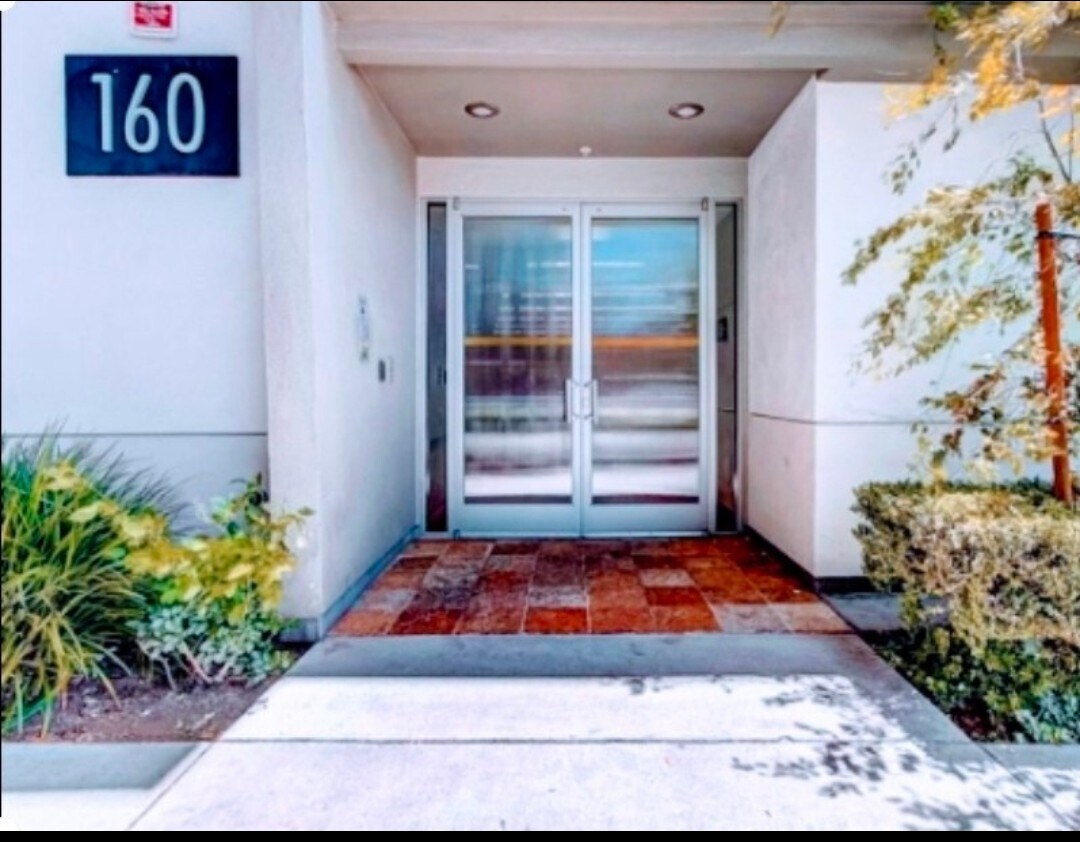 Modern Building - 160 S Hudson Ave