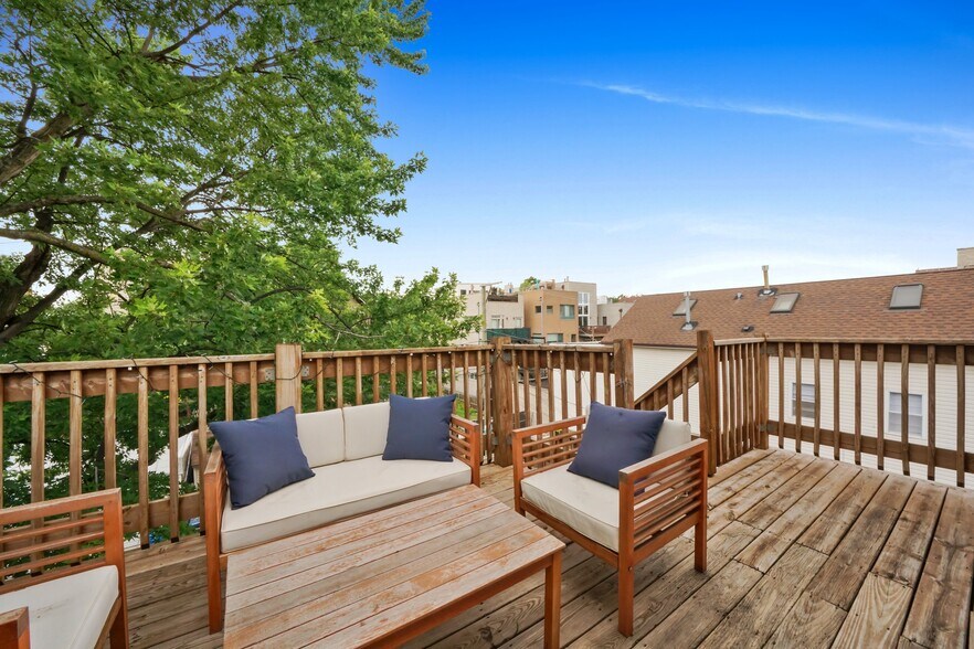 Building Photo - 1028 N Wolcott Ave