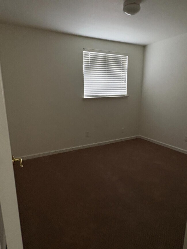 Building Photo - 3437 Greenfield Ave