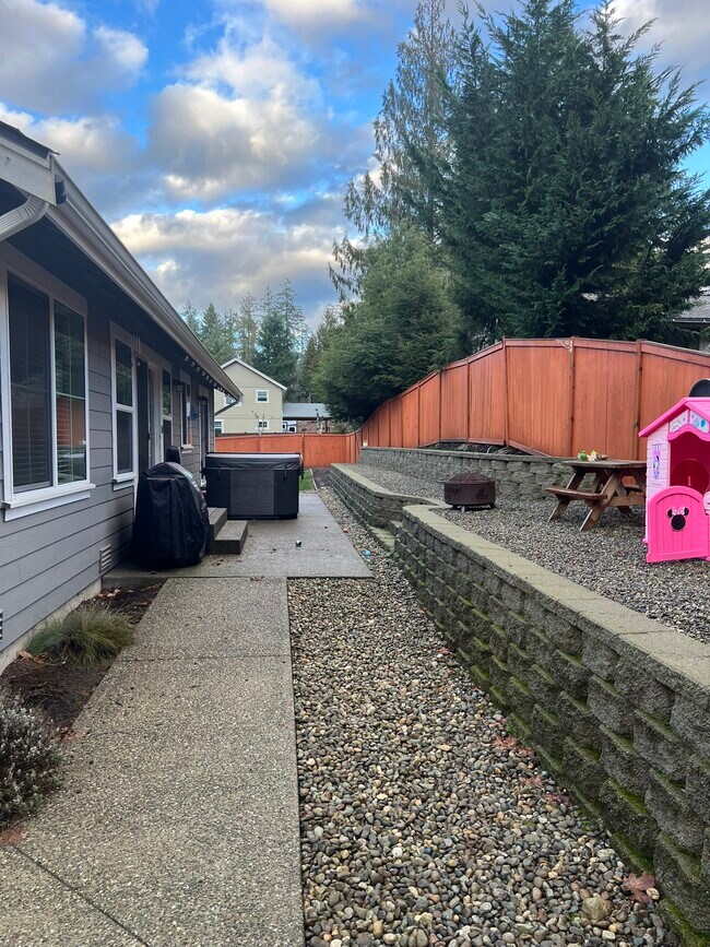 Building Photo - 381 E Lakeshore Dr