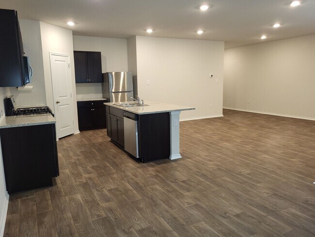 Building Photo - 4 Bedroom 2 story house ready for move-in.