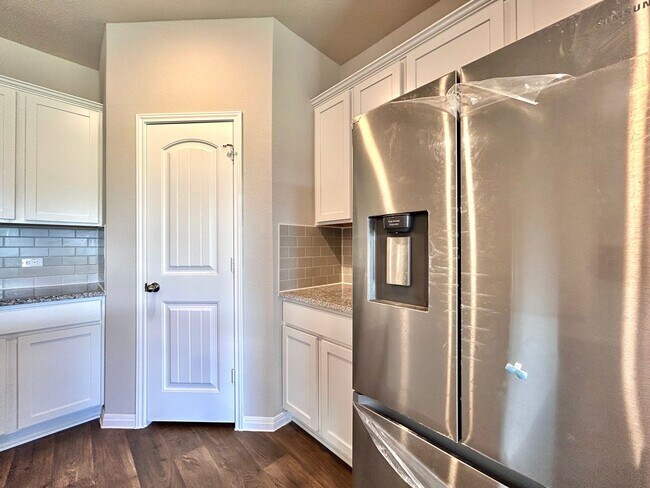 Building Photo - Beautiful 3/BR 2/BA Home with Upgraded Kit...