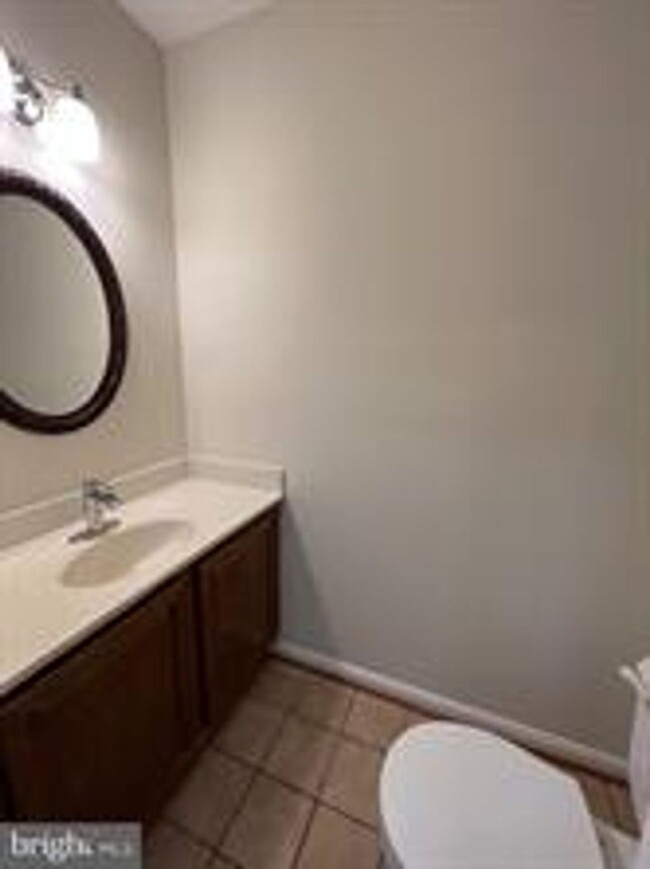 Building Photo - BEAUTIFUL END UNIT TH NEAR DOWNTOWN ROCKVILLE