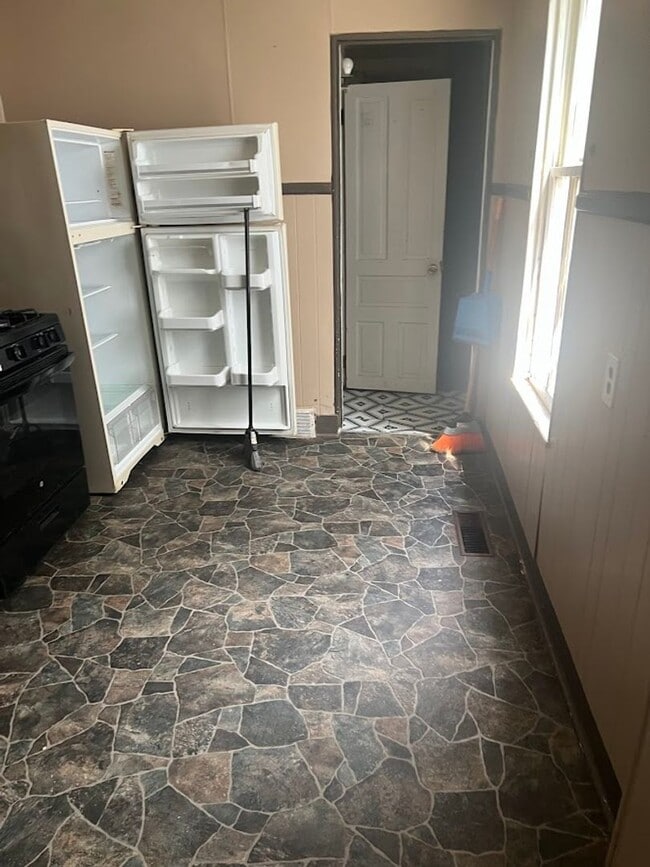 Building Photo - First Floor One Bedroom Apartment